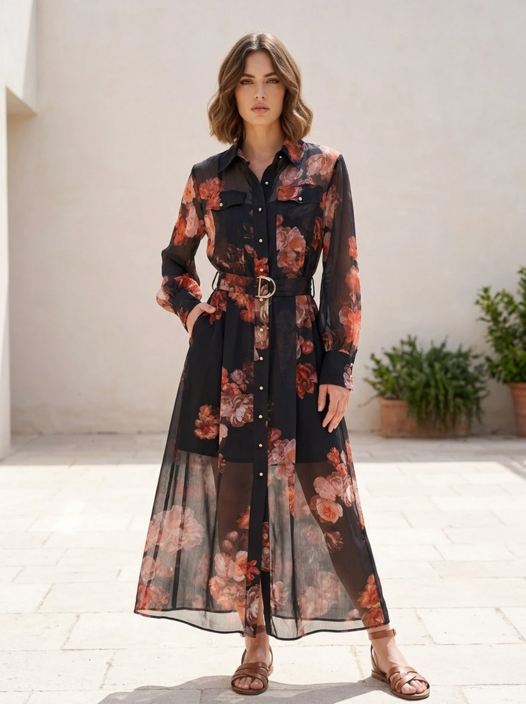 Une robe chemise longue en mousseline florale transparente avec doublure, cintrée par une ceinture